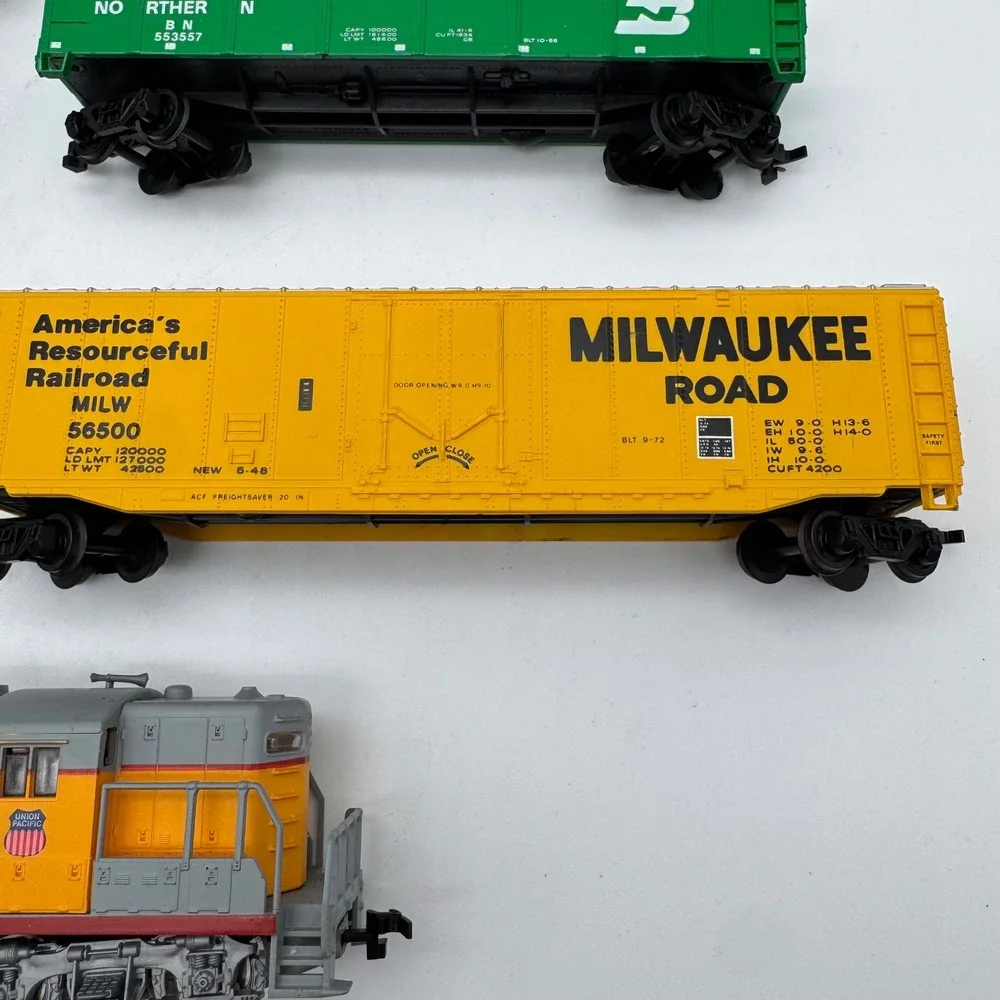 HO Scale Model‎ Train Lot Union Pacific Diesel Locomotive Freight Cars 7pc Set